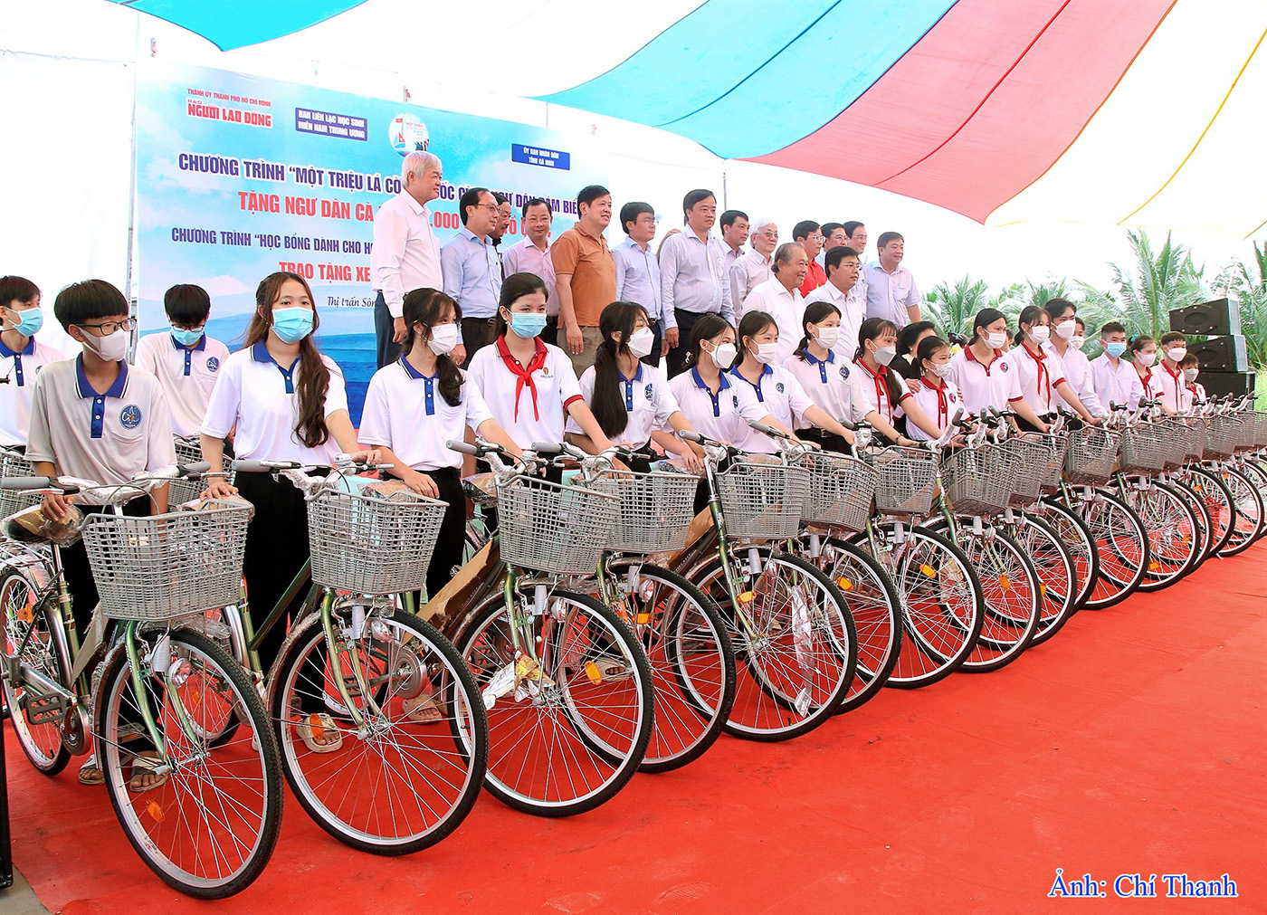 Ban Liên lạc học sinh miền Nam Trung ương và lãnh đạo tỉnh trao xe đạp cho học sinh nghèo hiếu học trên địa bàn thị trấn Sông Đốc, huyện Trần Văn Thời, tỉnh Cà Mau.